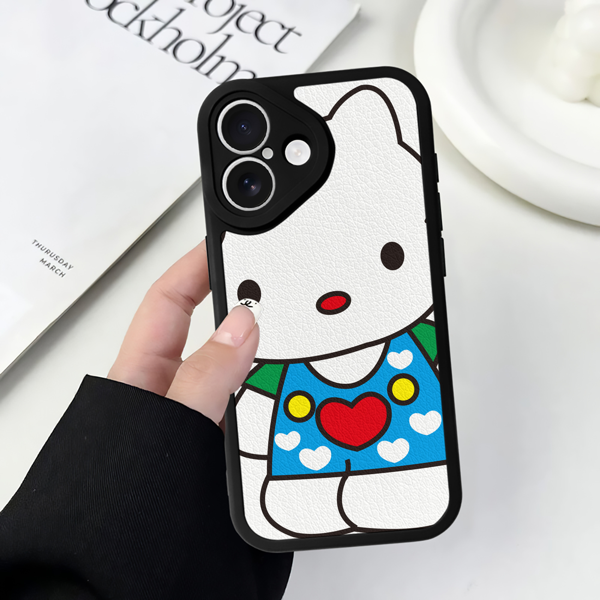 （画像用） Hello Kitty ハローキティ 【iPhone 16シリーズ対応】シリコンスマホケース（レザー調） 材質：シリコン
